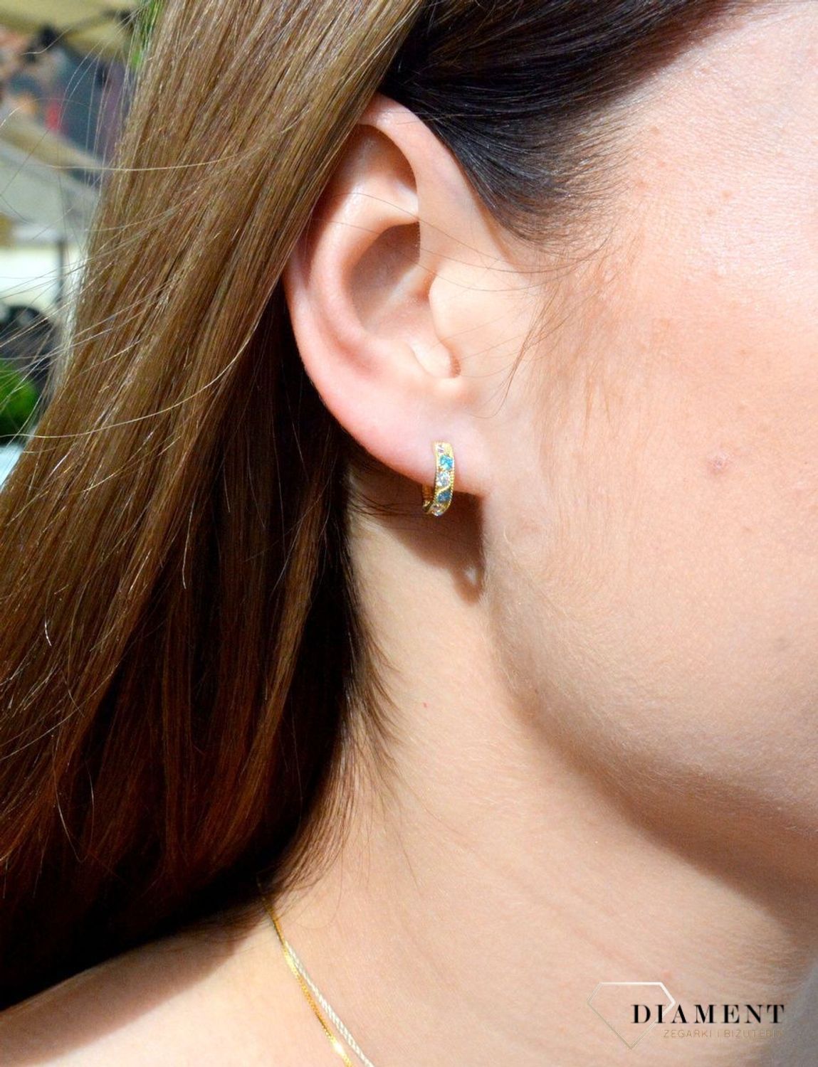 Złote kolczyki dla dziewczynki 333 cyrkonia KL 3258D 333Śliczne, złote kolczyki dla dziewczynki wykonane z wysokiej próby złota 333 o wadze około 1,05 g oraz długości około 1 cm. Minimalistyczne kolc.jpg